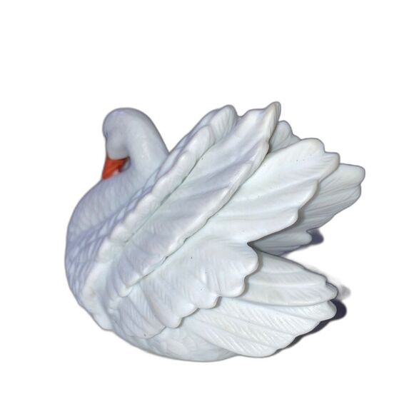 ROYAL HERITAGE The Regal Swan Figurine Porcelain Bisque Hand Painted 3.5 inches - Picture 4 of 9